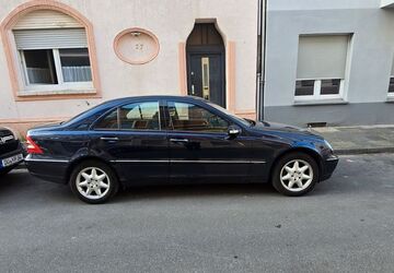 Mercedes-Benz 240 139.500 km 4.750 &euro; Duisburg 47053