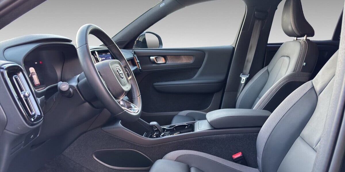 Volvo XC40 Plus Pure Electric AWD H&K Kamera LED StdHz 26.430 km 39.900 &euro; Wuppertal 42327