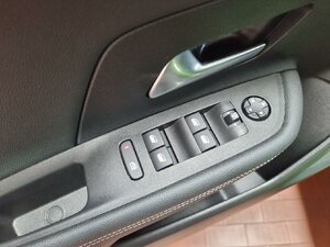 Opel Mokka-e e Ultimate Winterp. Navi Pro Dach schw. Un 14.071 km 22.690 &euro; HAAN 42781
